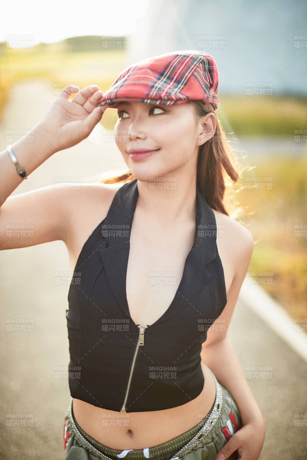 在坝上草原景区旅游放松的美丽姑娘