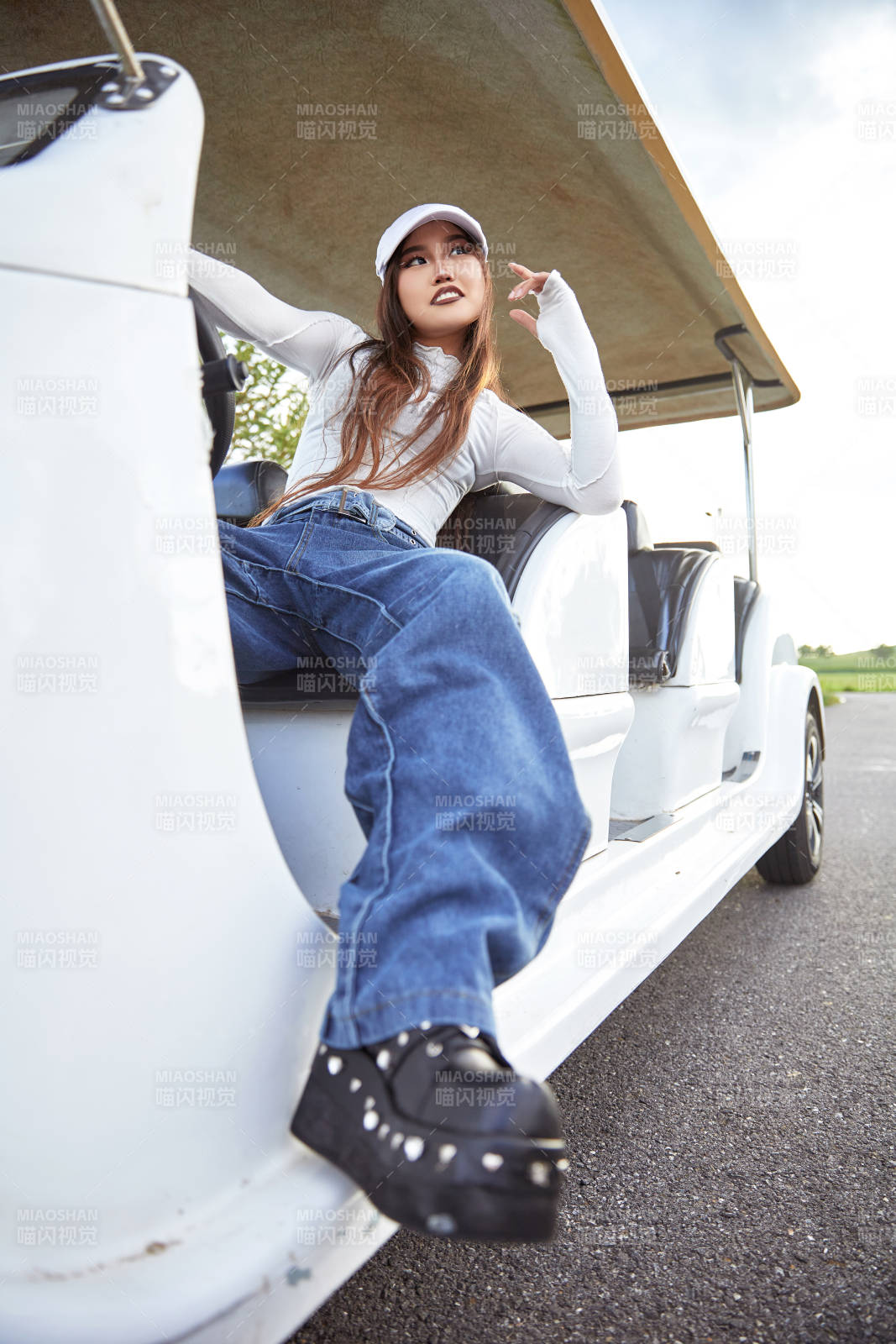 在旅游观光车上拍照的亚洲美女