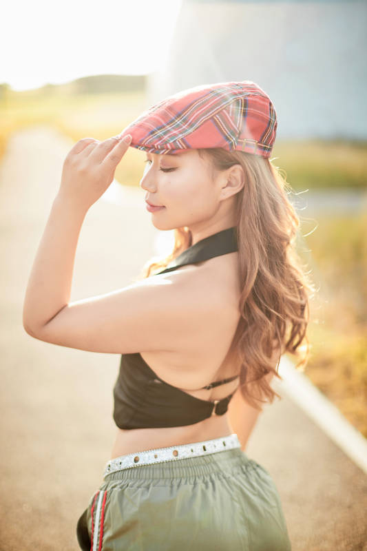 在坝上草原景区旅游放松的美丽姑娘