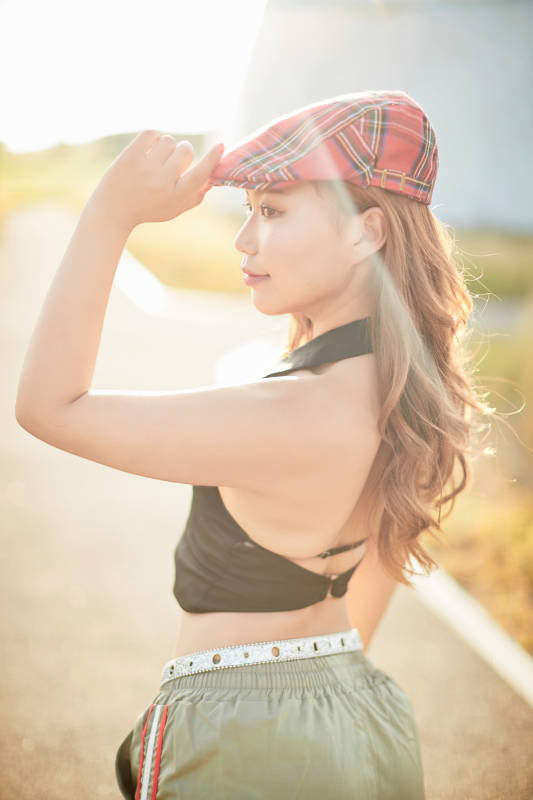 在坝上草原景区旅游放松的美丽姑娘