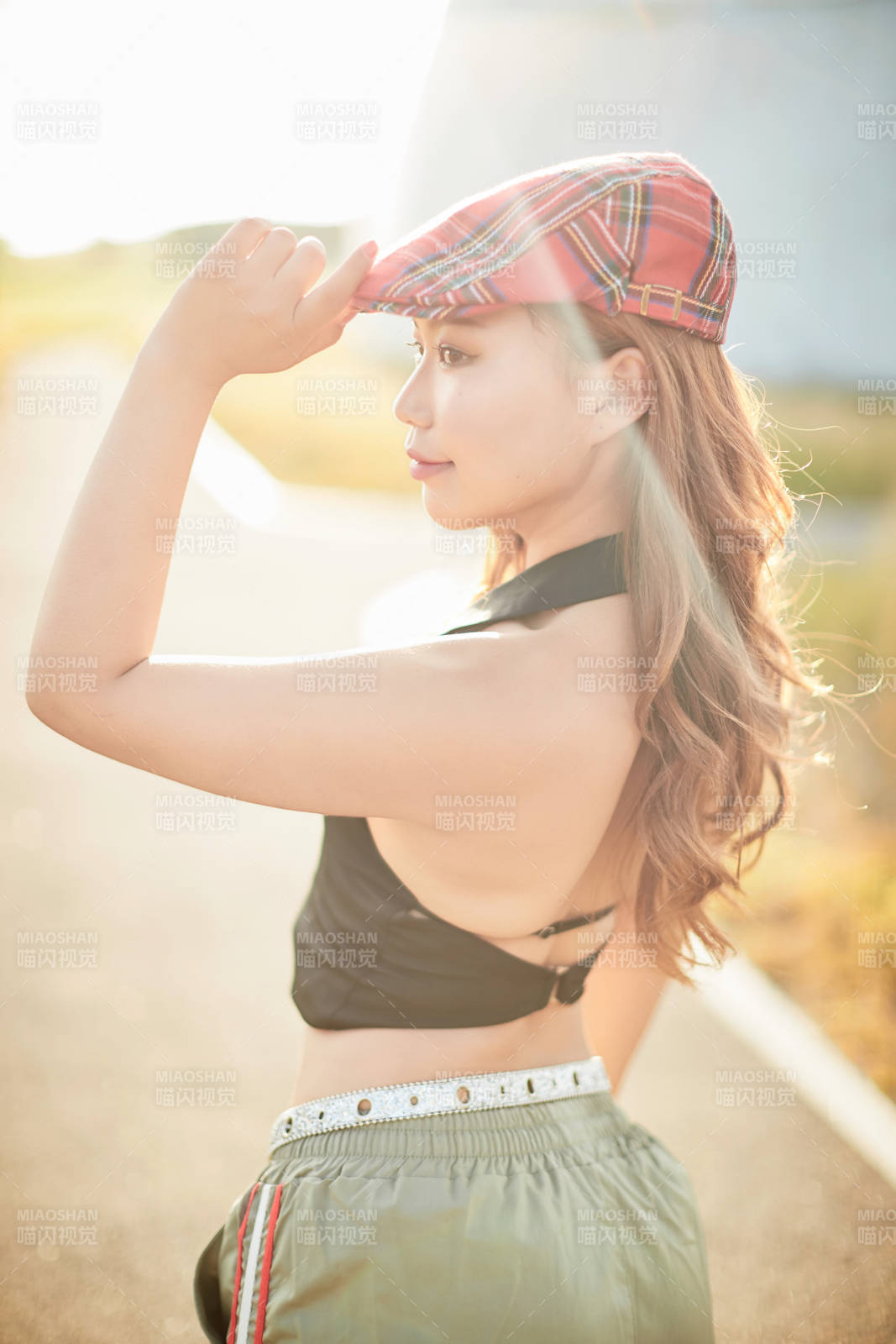 在坝上草原景区旅游放松的美丽姑娘