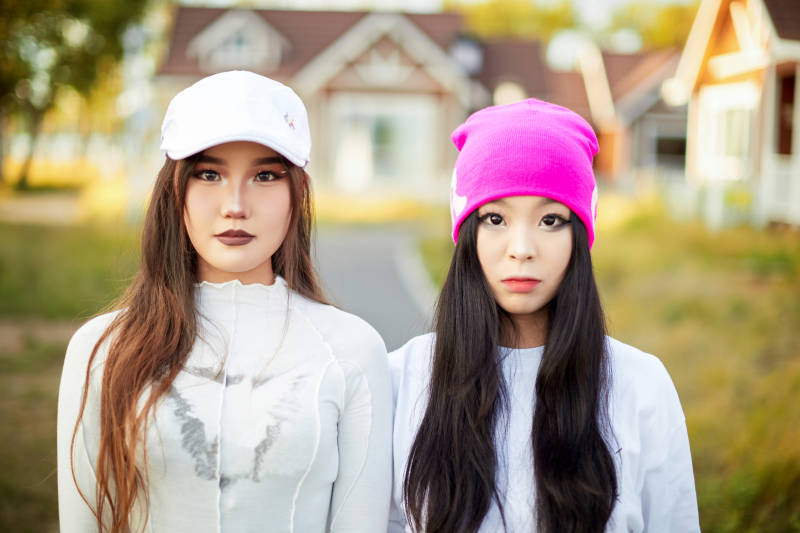 在户外游玩拍照亲密无间的闺蜜