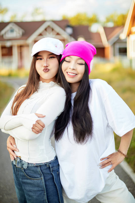 在户外游玩拍照亲密无间的闺蜜