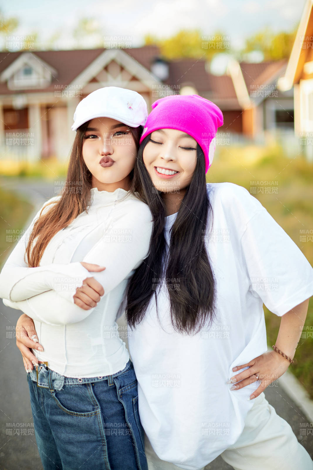 在户外游玩拍照亲密无间的闺蜜