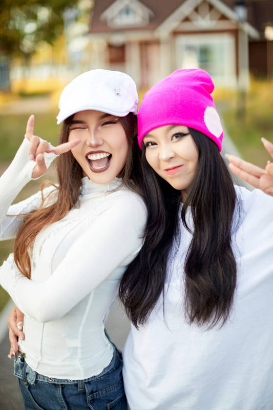 在户外游玩拍照亲密无间的闺蜜