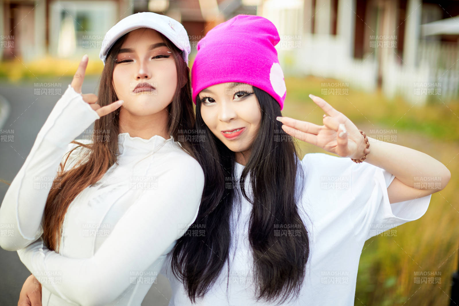 在户外游玩拍照亲密无间的闺蜜