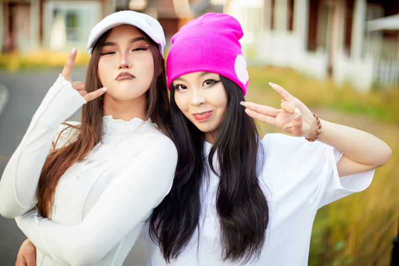 在户外游玩拍照亲密无间的闺蜜