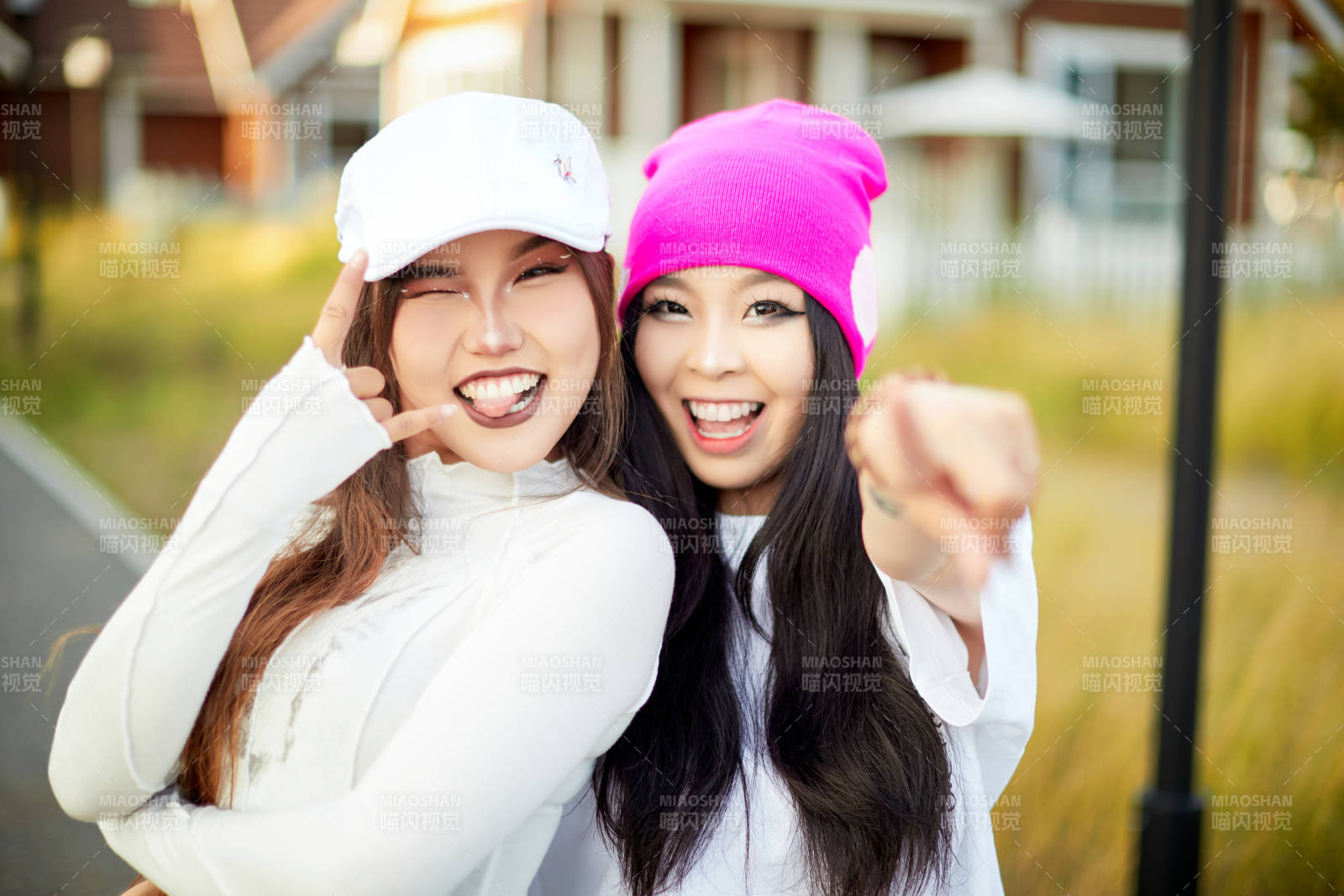 在户外游玩拍照亲密无间的闺蜜