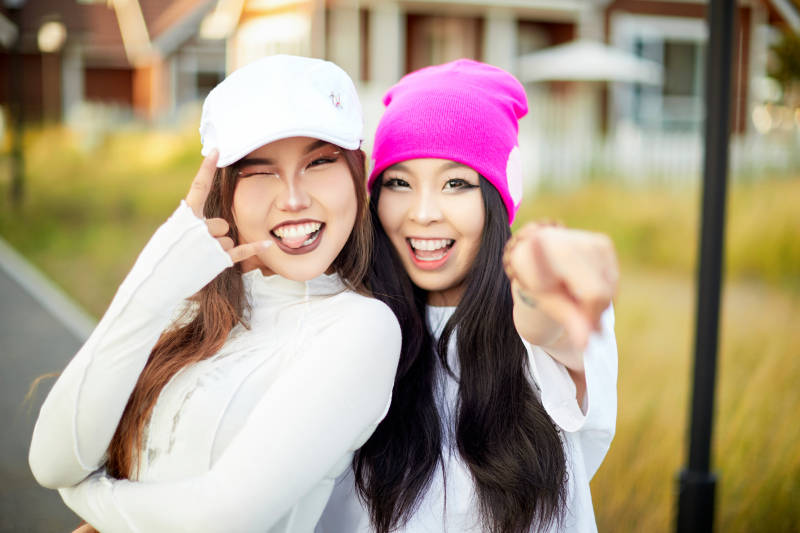 在户外游玩拍照亲密无间的闺蜜