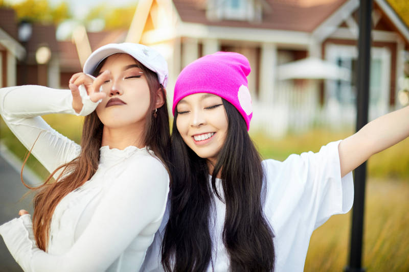 在户外游玩拍照亲密无间的闺蜜