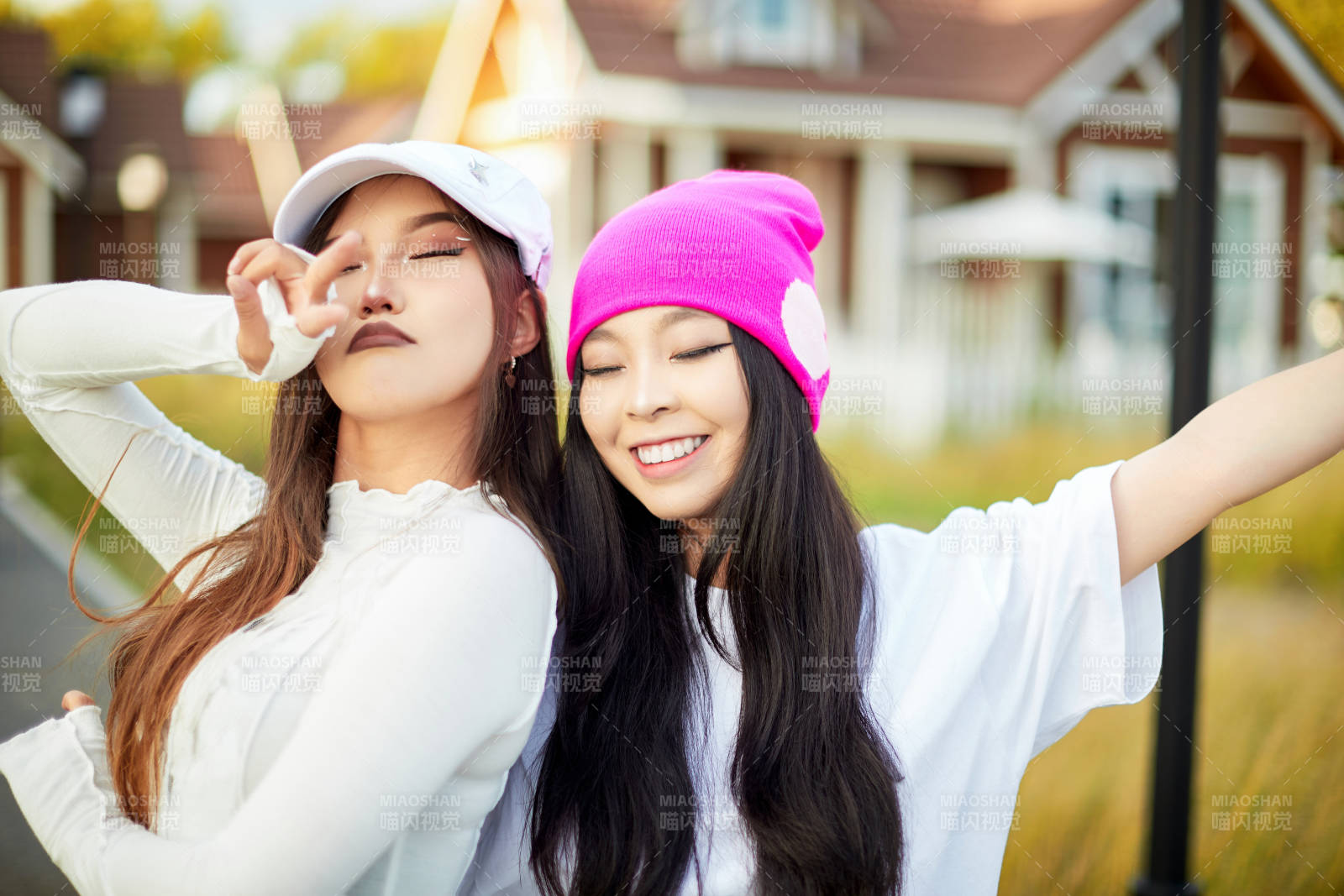 在户外游玩拍照亲密无间的闺蜜