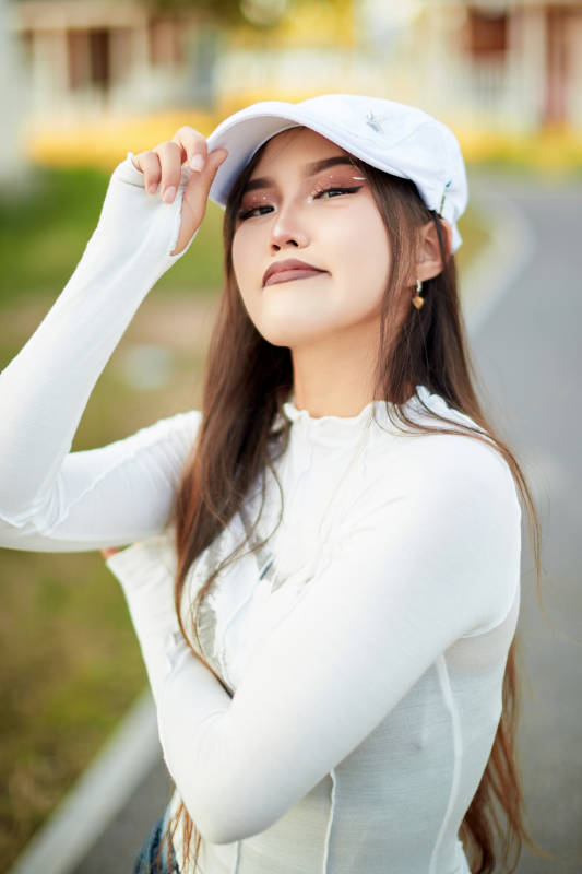 在坝上草原景区旅游放松的美丽姑娘