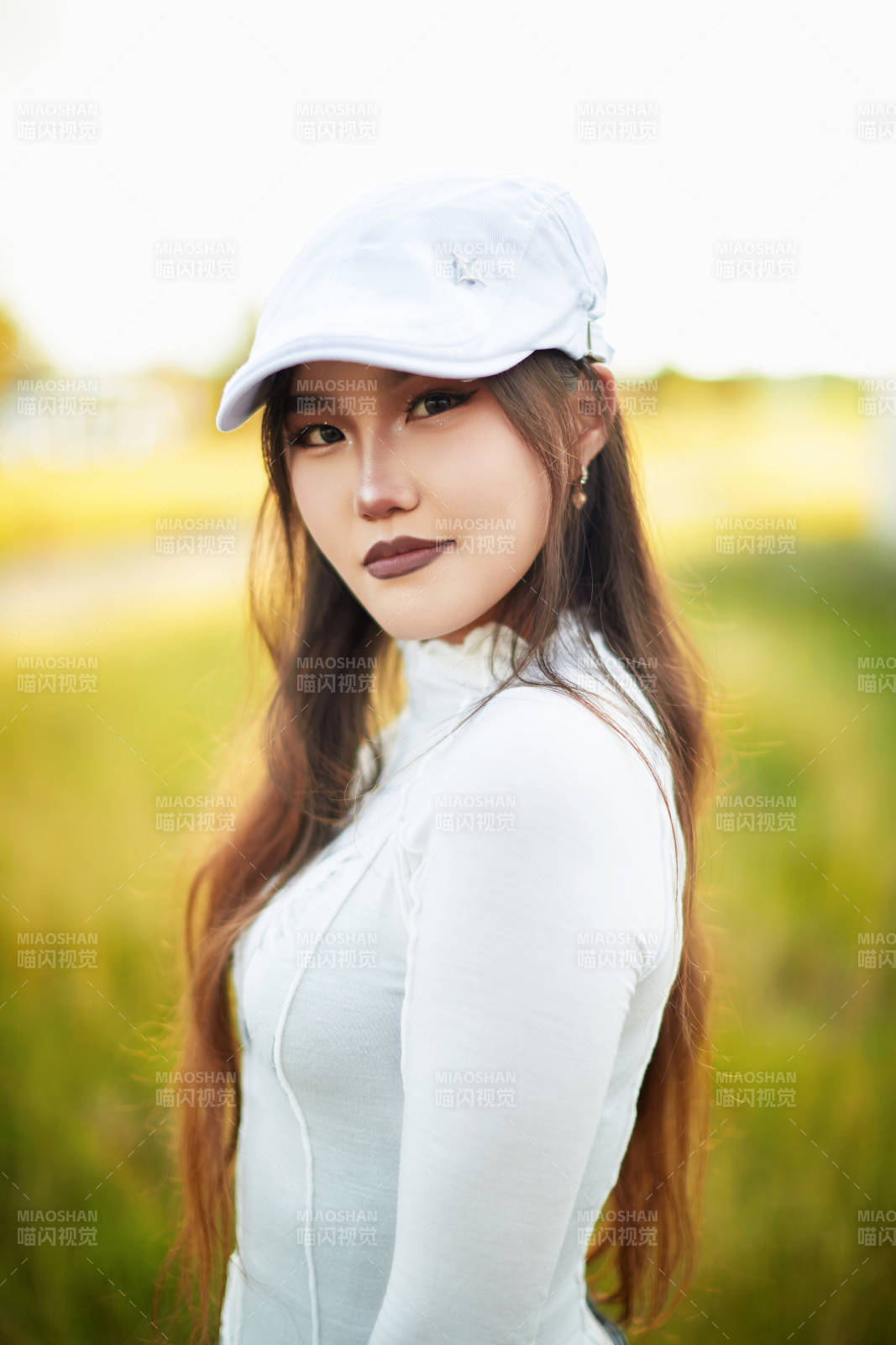 在坝上草原景区旅游放松的美丽姑娘