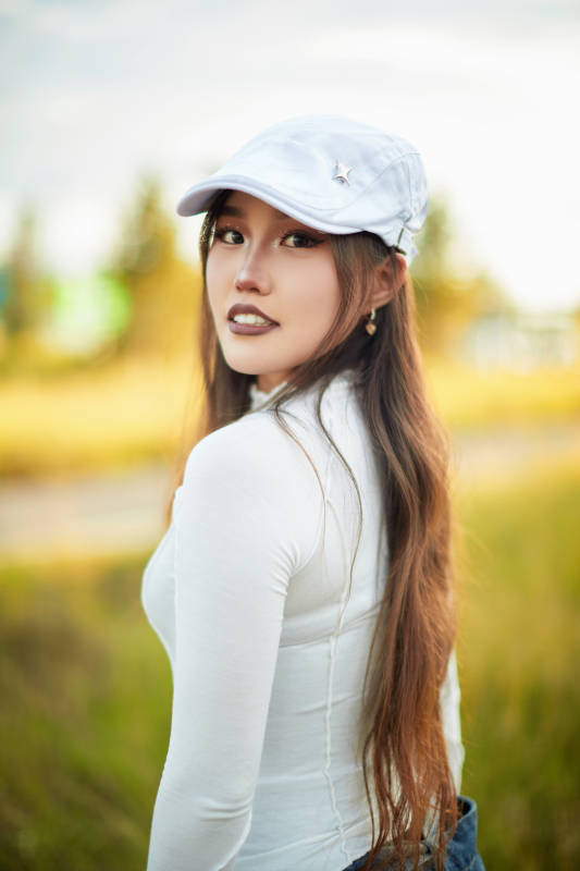 在坝上草原景区旅游放松的美丽姑娘