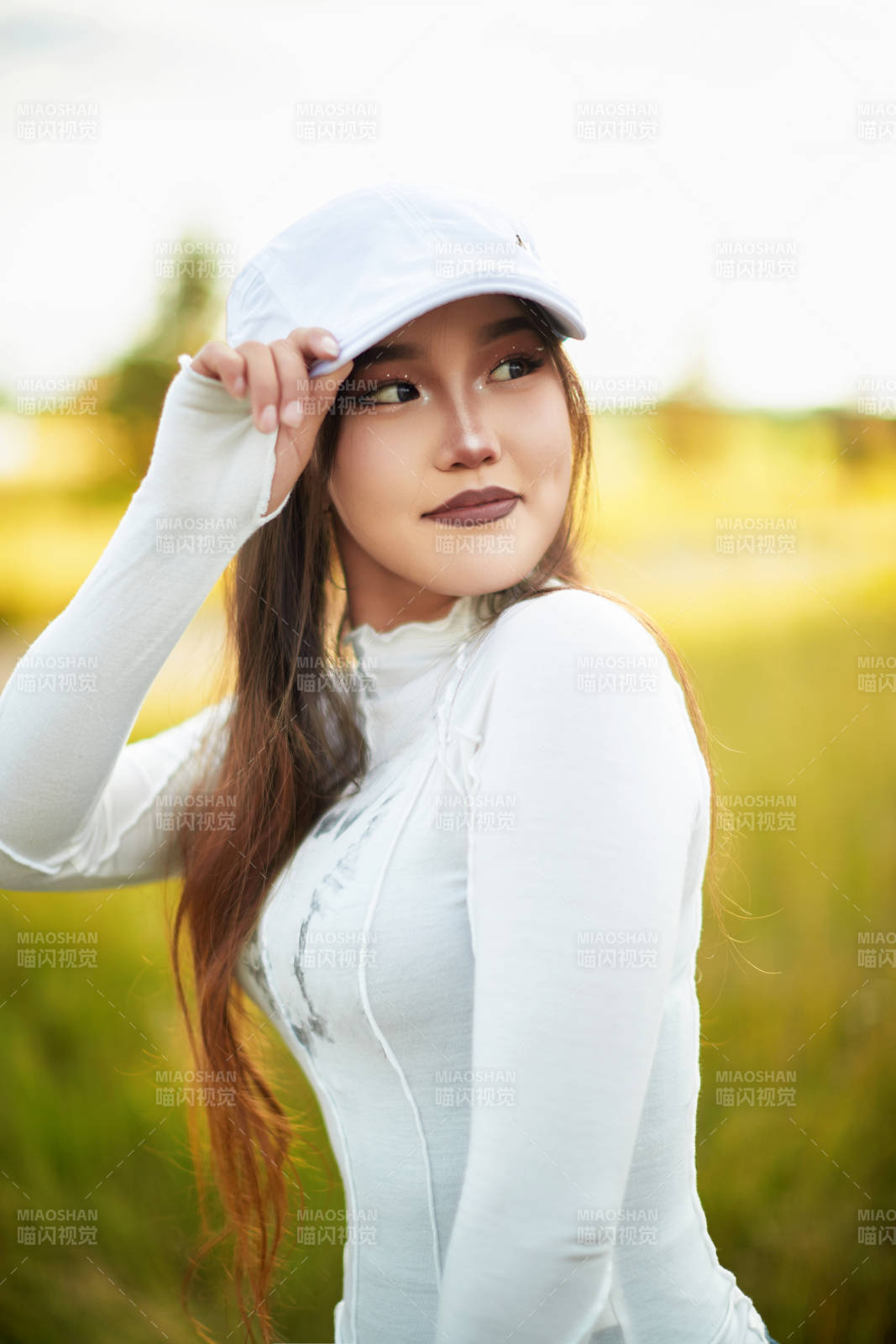 在坝上草原景区旅游放松的美丽姑娘