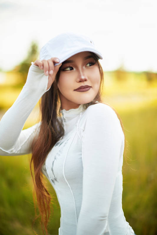 在坝上草原景区旅游放松的美丽姑娘