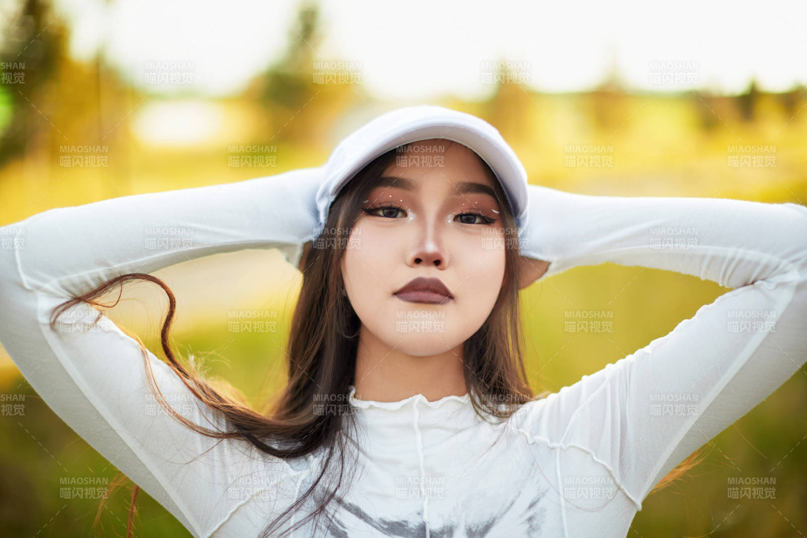 在坝上草原景区旅游放松的美丽姑娘