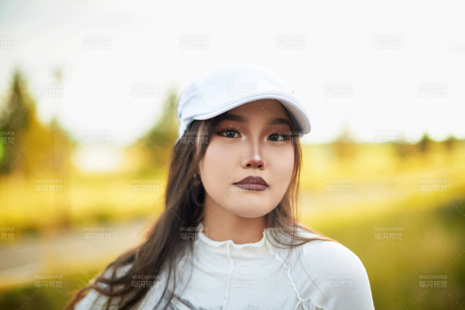 在坝上草原景区旅游放松的美丽姑娘