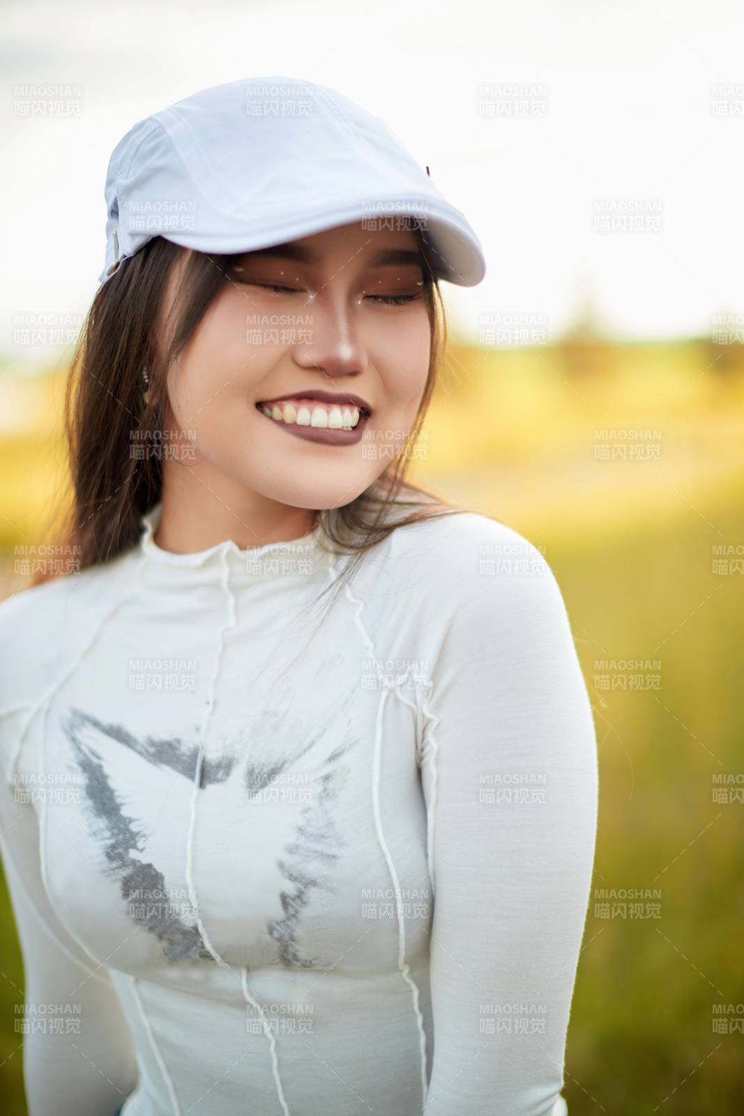 在坝上草原景区旅游放松的美丽姑娘