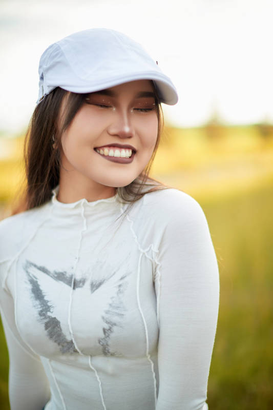 在坝上草原景区旅游放松的美丽姑娘