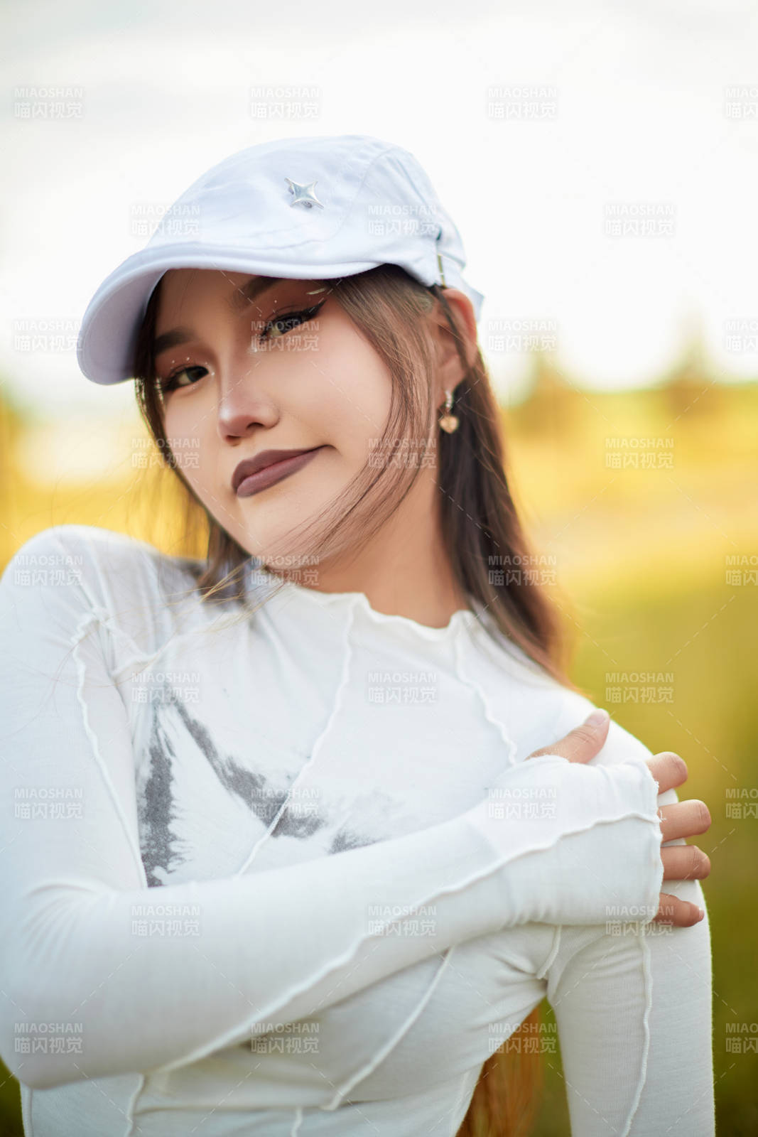 在坝上草原景区旅游放松的美丽姑娘