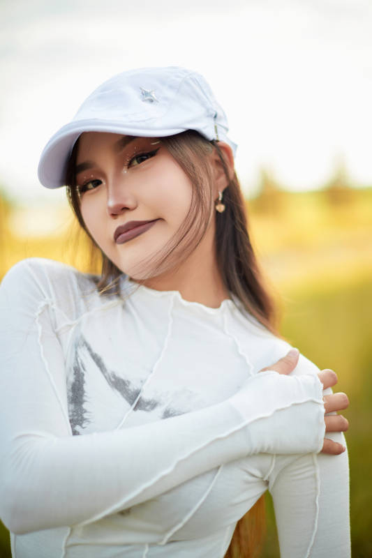 在坝上草原景区旅游放松的美丽姑娘