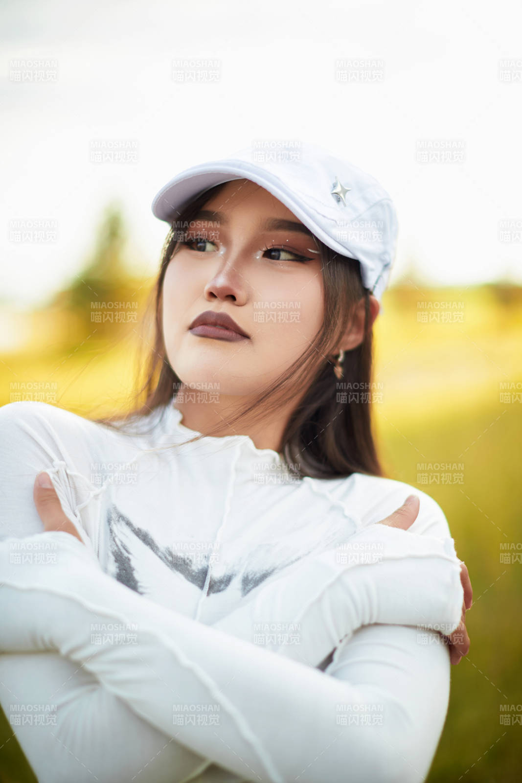 在坝上草原景区旅游放松的美丽姑娘