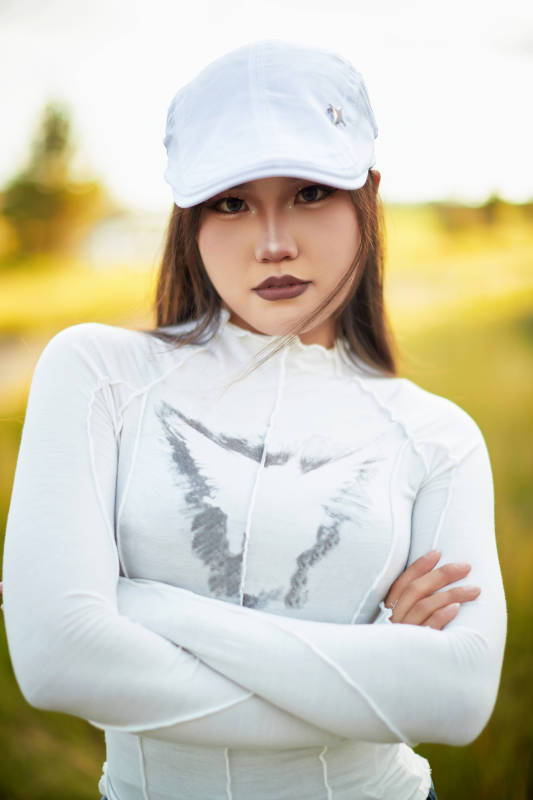 在坝上草原景区旅游放松的美丽姑娘