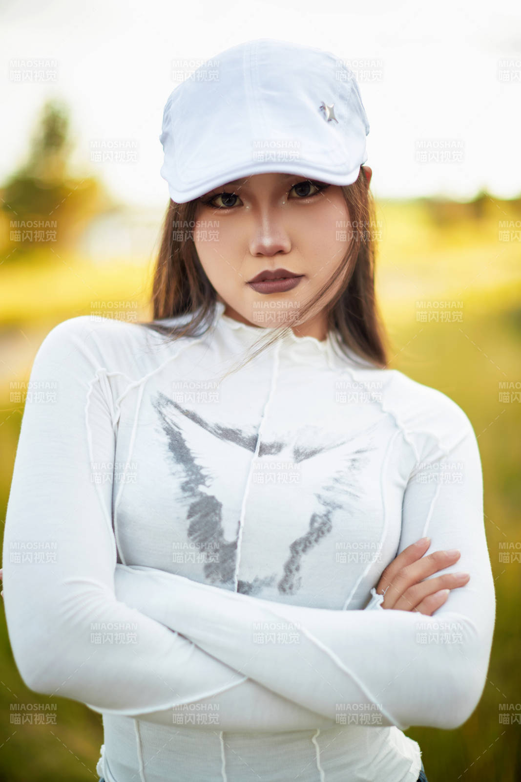 在坝上草原景区旅游放松的美丽姑娘