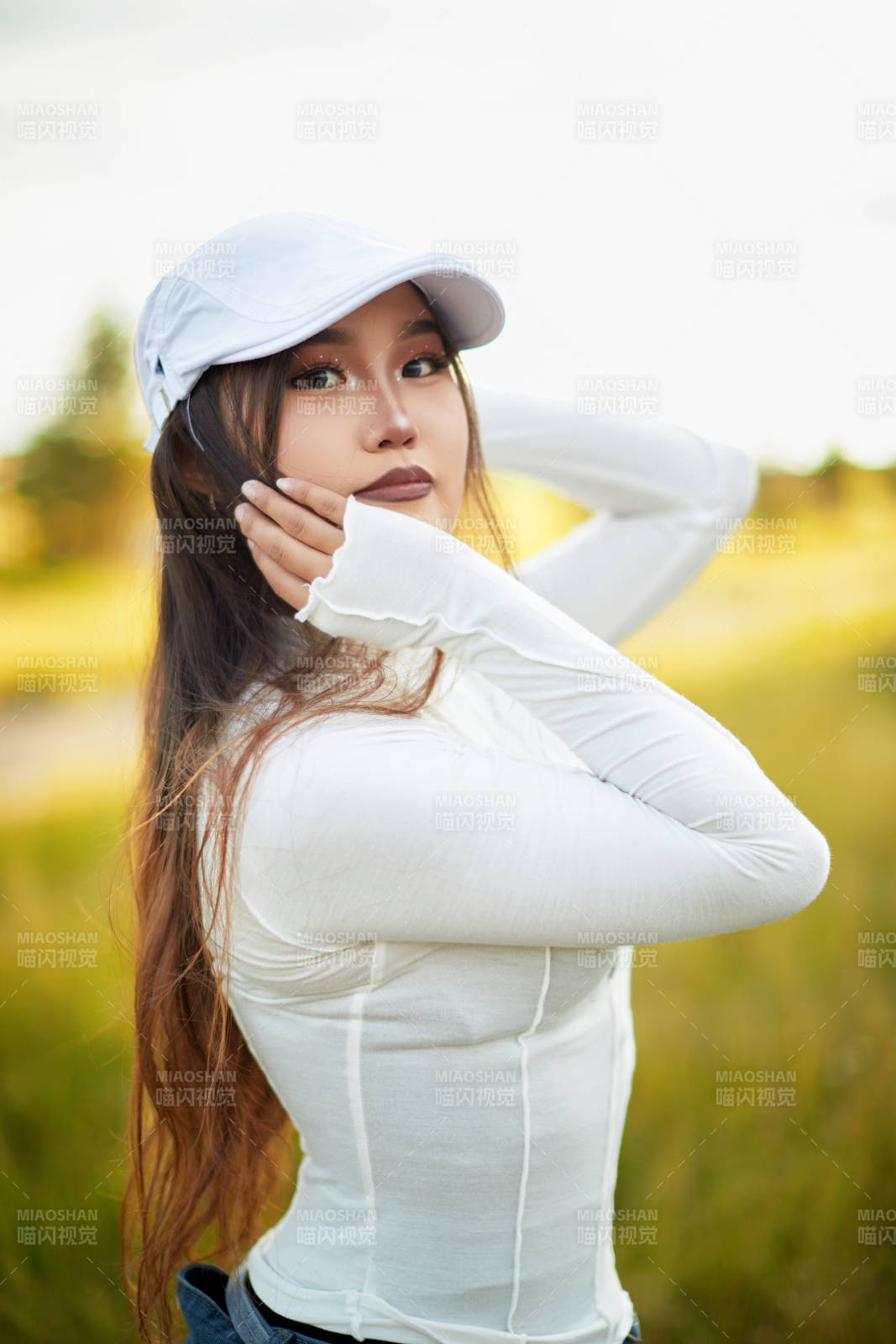 在坝上草原景区旅游放松的美丽姑娘