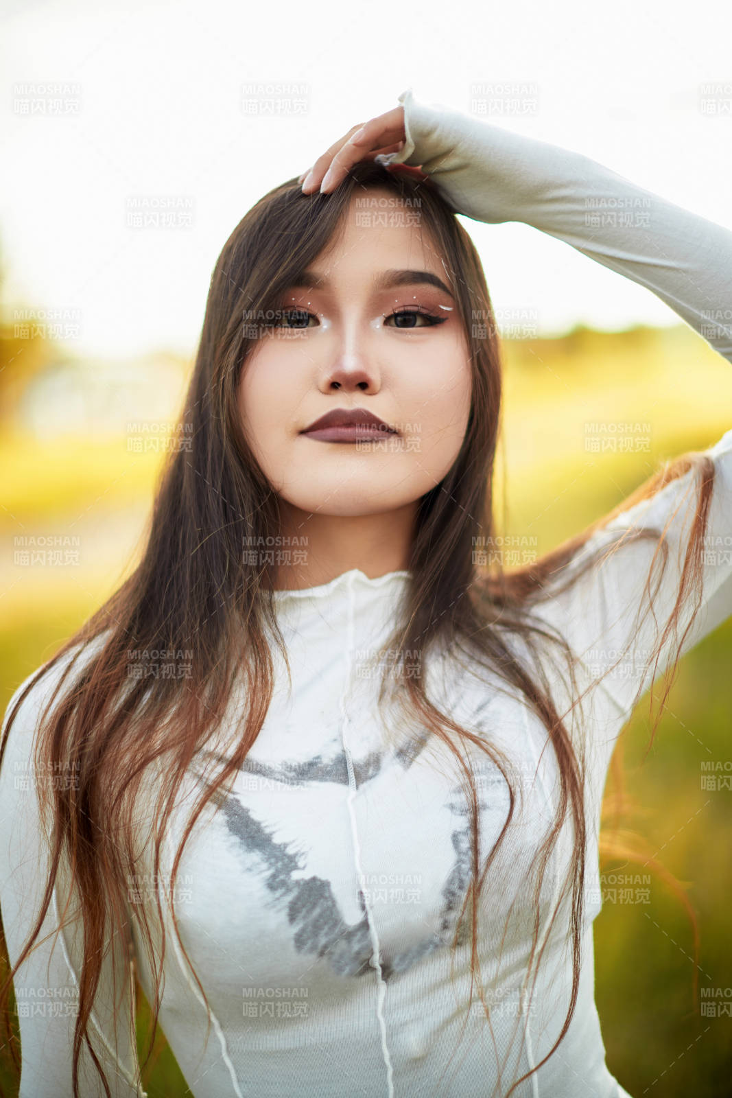 在坝上草原景区旅游放松的美丽姑娘