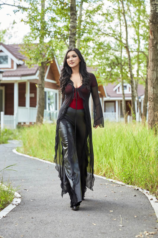 穿着性感服饰在户外拍照的亚洲女性