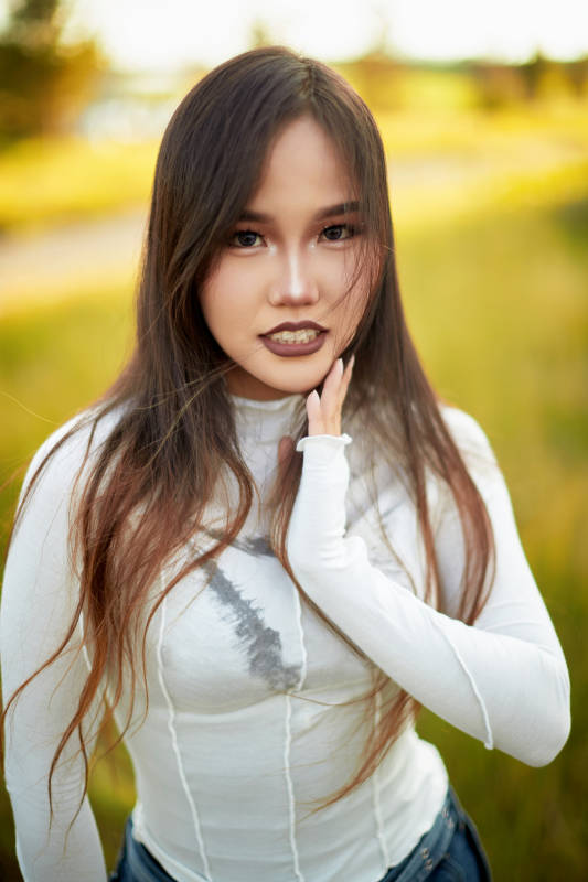 在坝上草原景区旅游放松的美丽姑娘