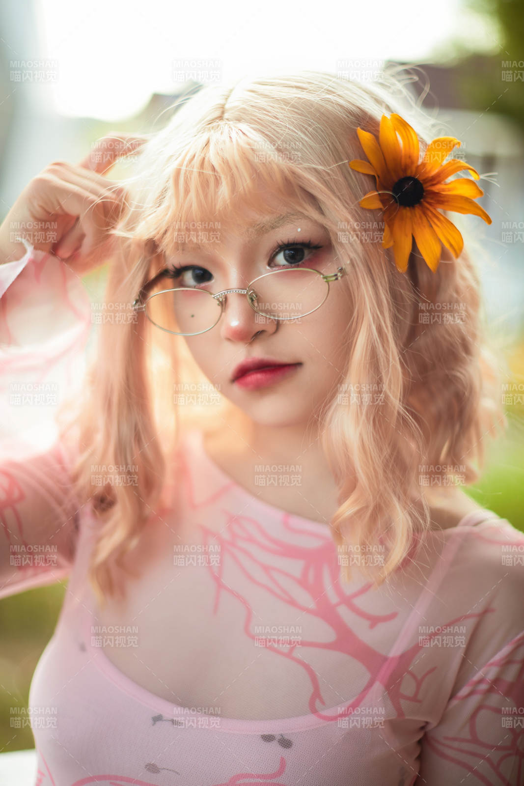 在坝上草原景区旅游放松的美丽姑娘