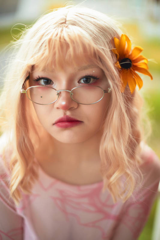 在坝上草原景区旅游放松的美丽姑娘