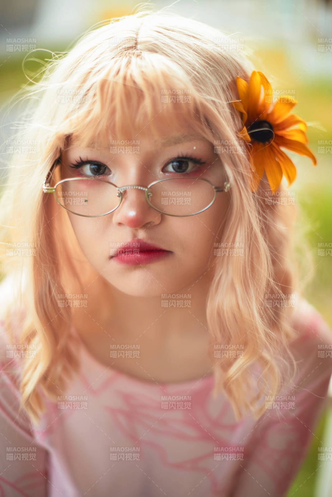 在坝上草原景区旅游放松的美丽姑娘