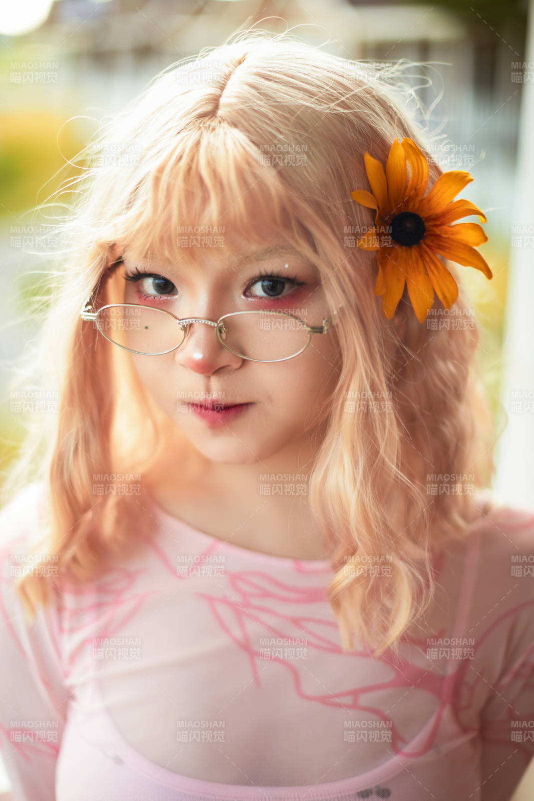 在坝上草原景区旅游放松的美丽姑娘