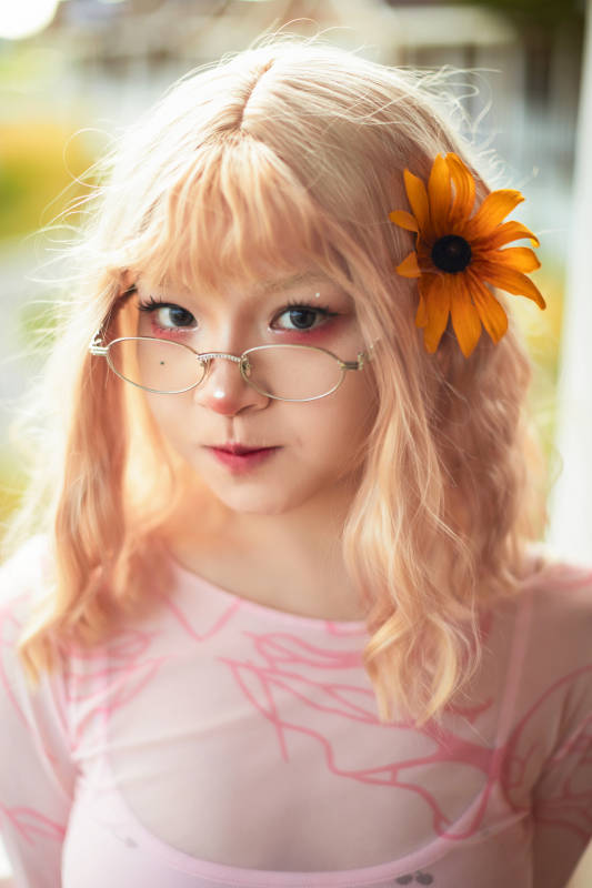 在坝上草原景区旅游放松的美丽姑娘