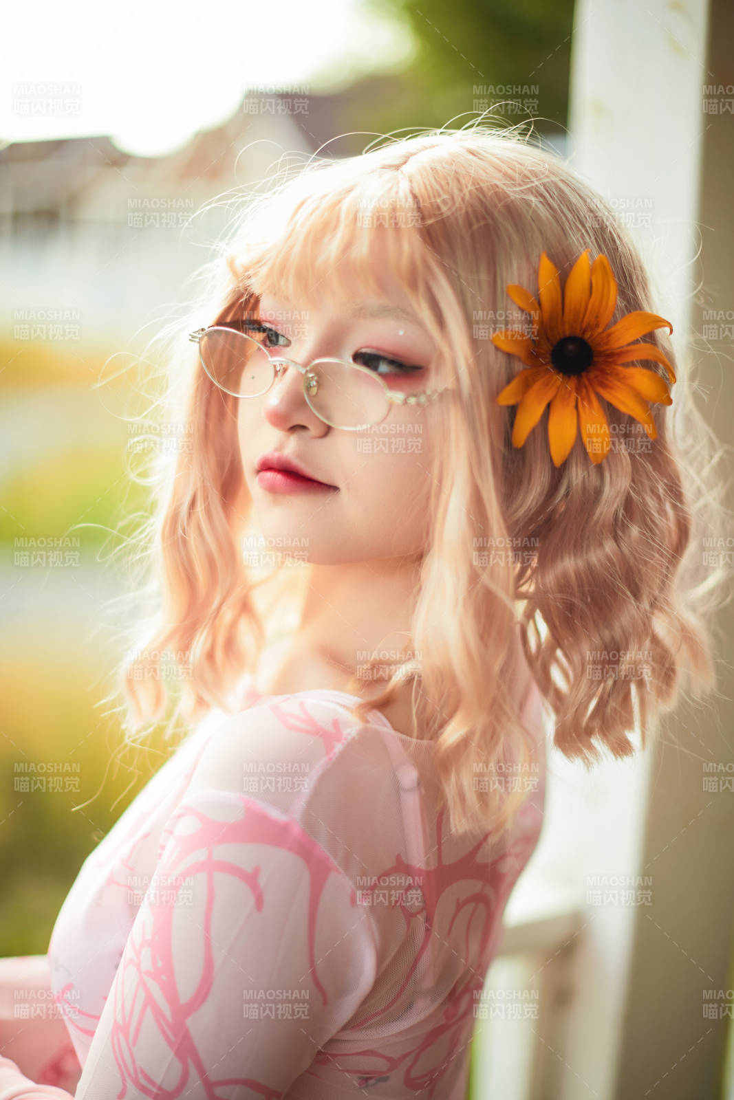 在坝上草原景区旅游放松的美丽姑娘