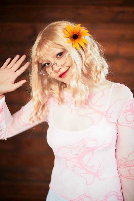 在坝上草原景区旅游放松的美丽姑娘