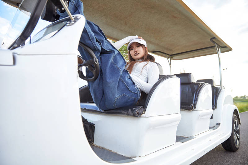 在旅游观光车上拍照的亚洲美女