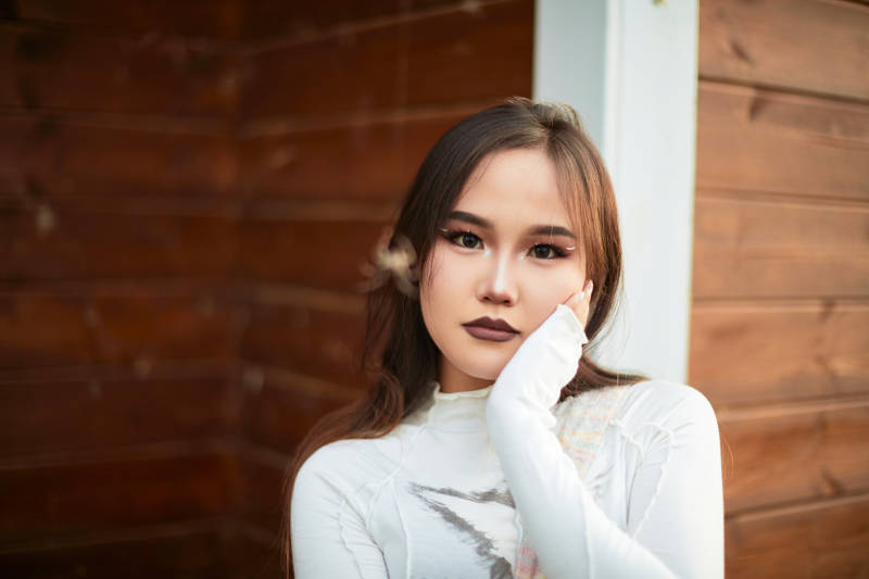 在坝上草原景区旅游放松的美丽姑娘