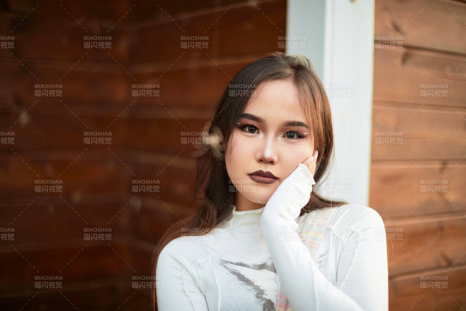 在坝上草原景区旅游放松的美丽姑娘