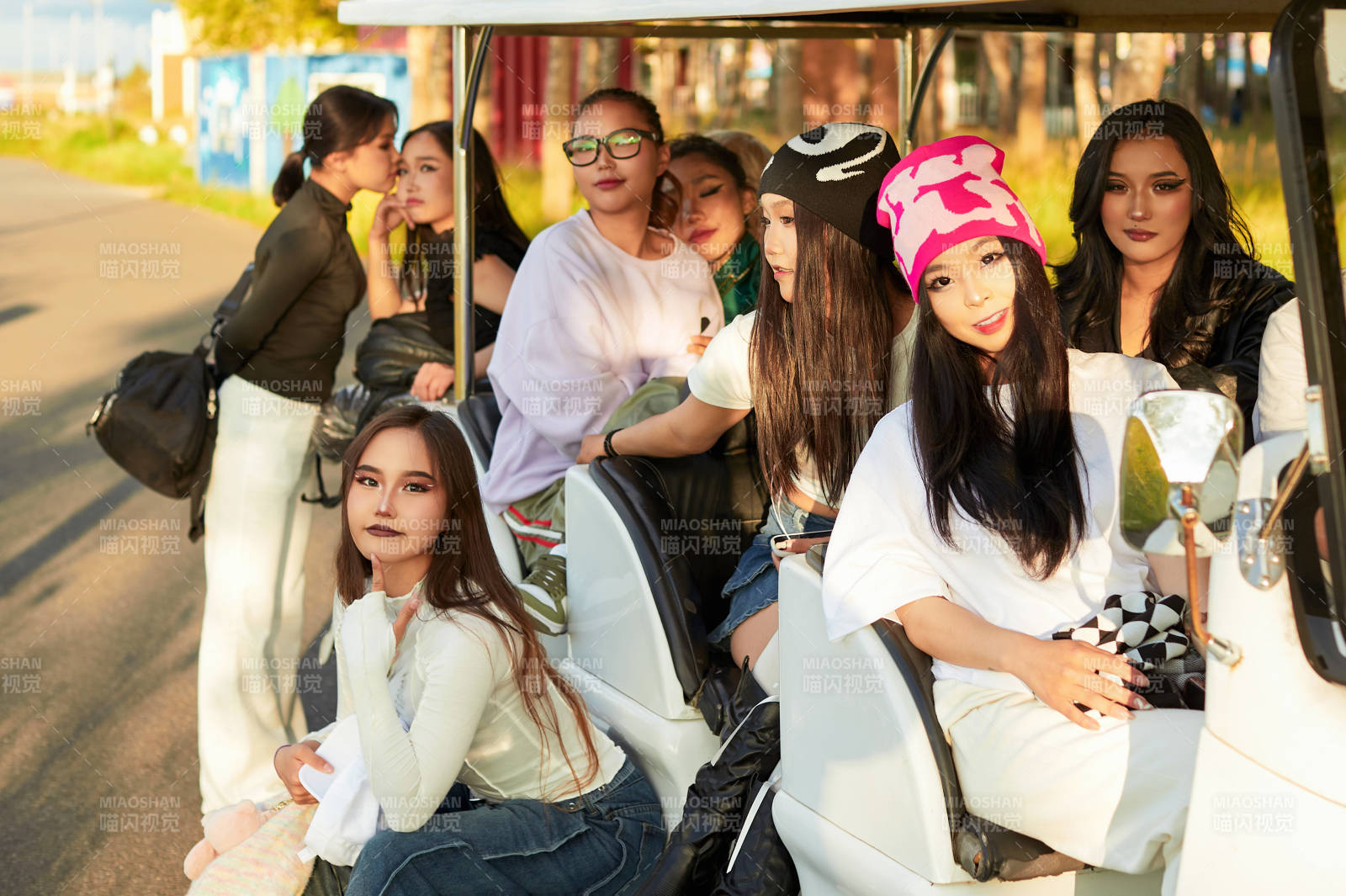 自驾旅游观光车在景区游玩的一群姑娘们