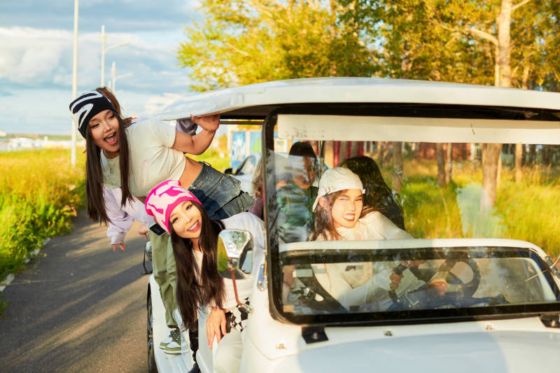 自驾旅游观光车在景区游玩的一群姑娘们