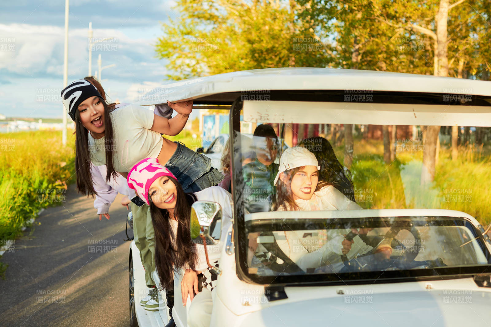 自驾旅游观光车在景区游玩的一群姑娘们
