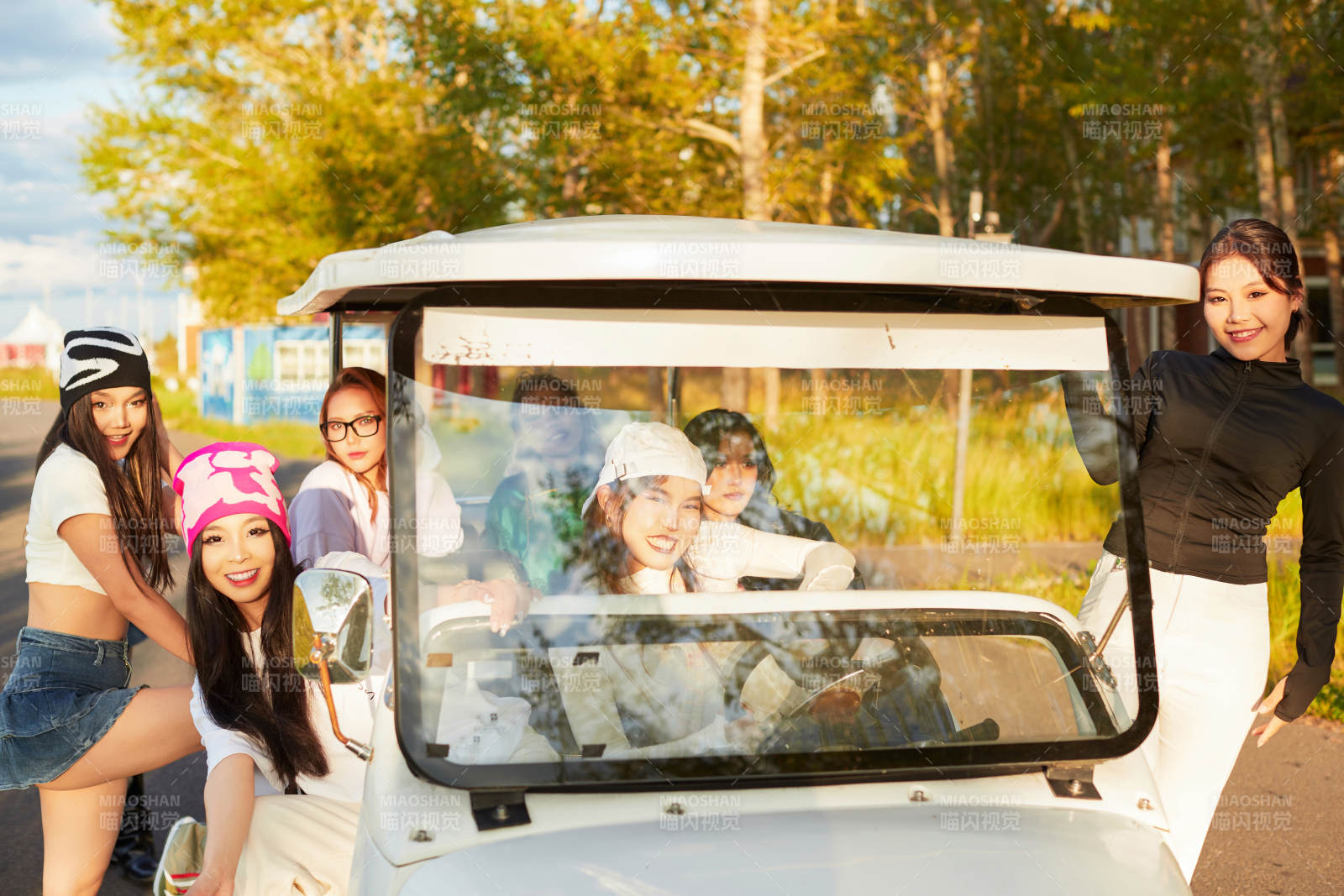 自驾旅游观光车在景区游玩的一群姑娘们