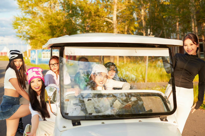 自驾旅游观光车在景区游玩的一群姑娘们