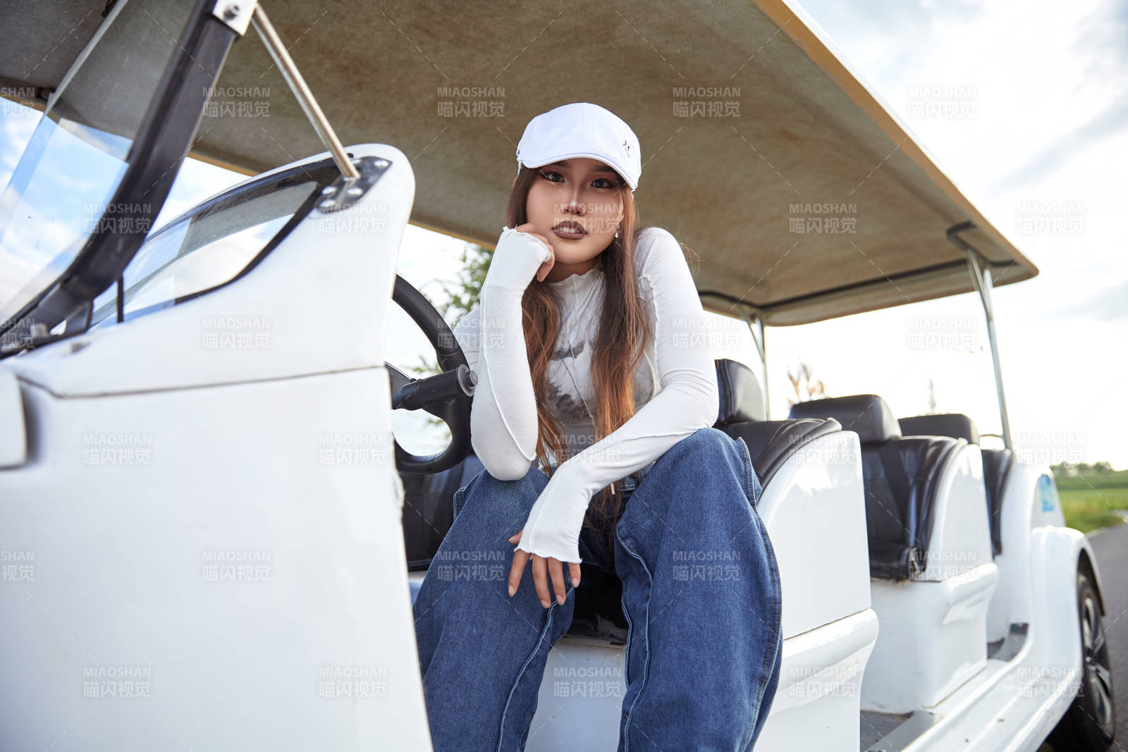 在旅游观光车上拍照的亚洲美女