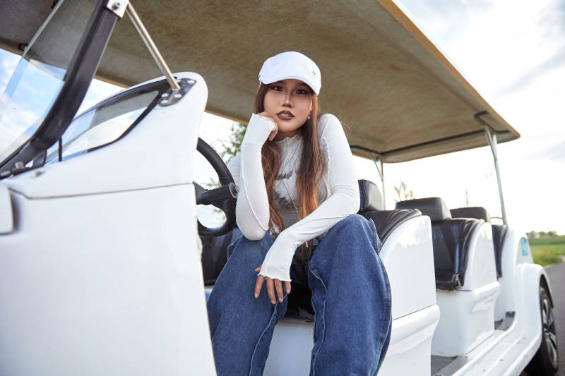 在旅游观光车上拍照的亚洲美女